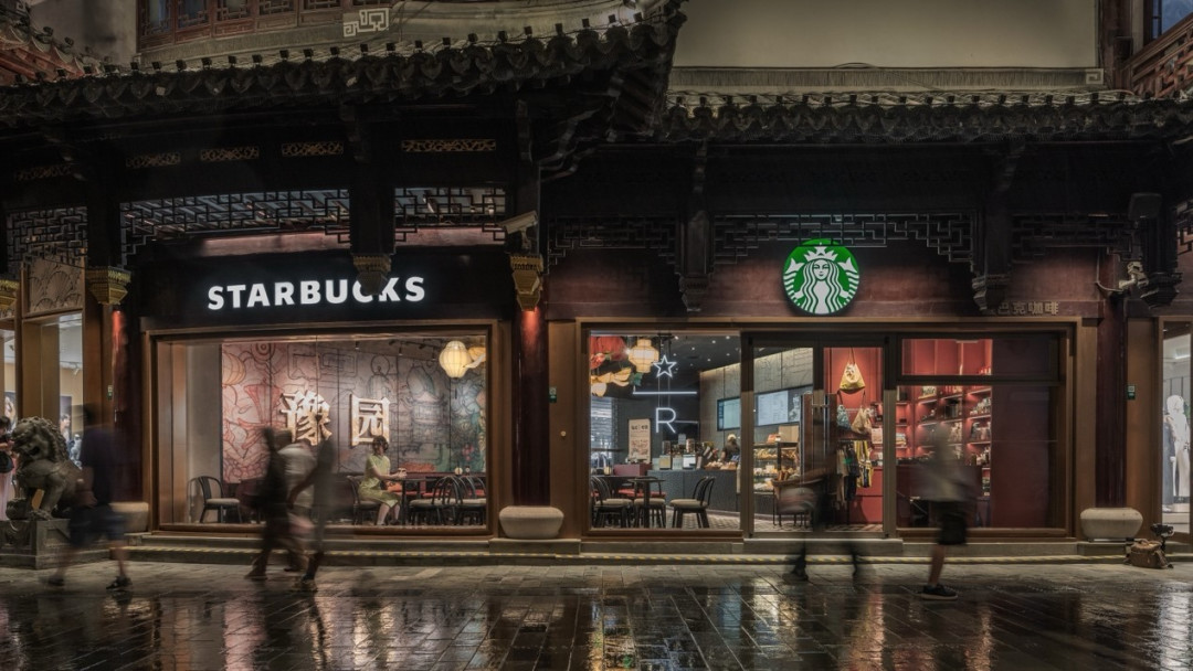 星巴克摆上“请消费入座”：一杯30块的咖啡，椅子钱终于被单列了