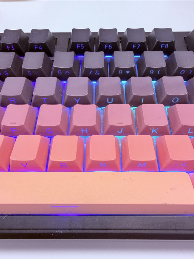狼蛛F87Pro实测：粉灰渐变太治愈
