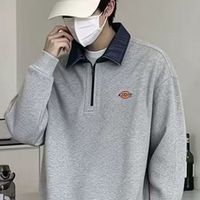假两件翻领的松弛感，靠的是领口那截“内搭”
