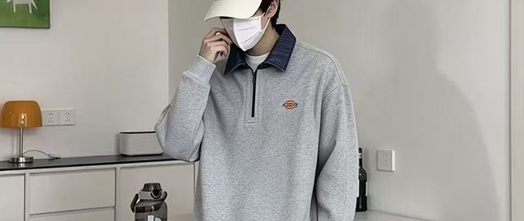 假两件翻领的松弛感，靠的是领口那截“内搭”