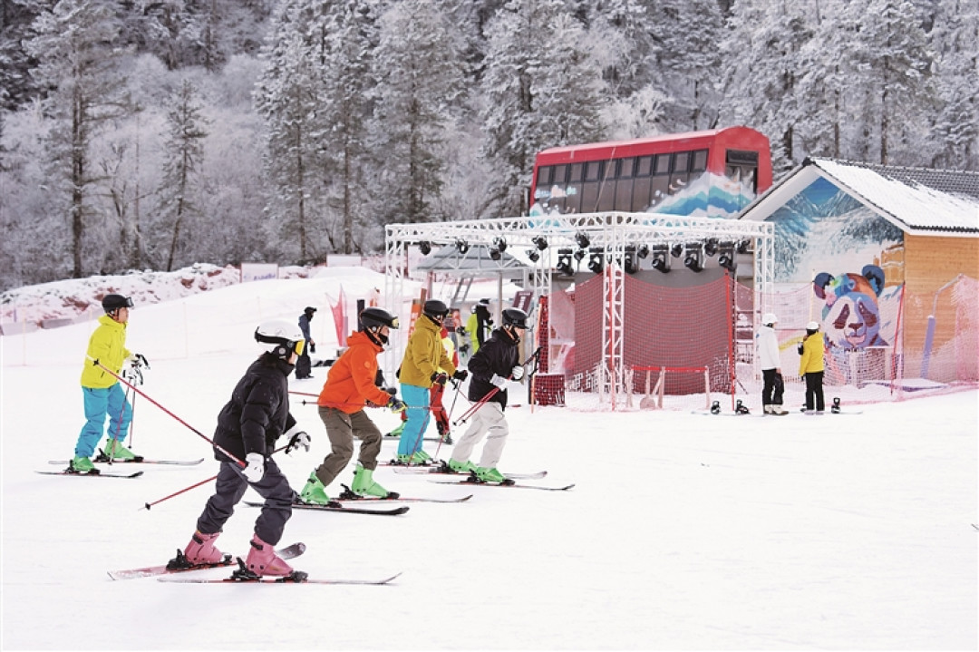 崇礼雪季开板:雪场一套三五百,县城店一百多,第一次滑雪先买鞋别买板