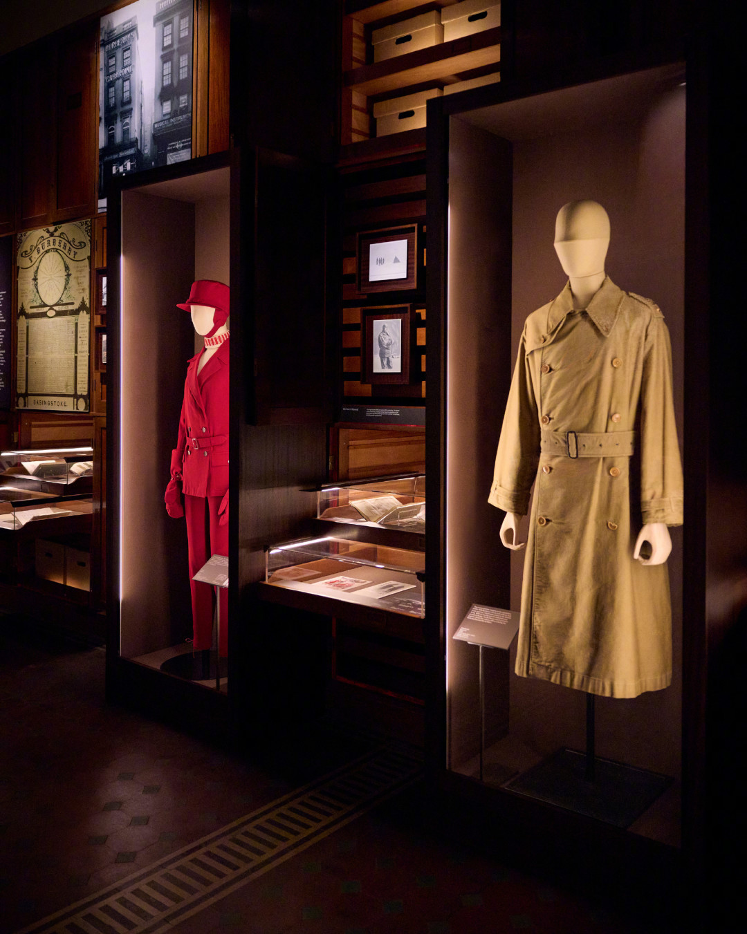 170岁的Burberry,把风衣分成了三件:进博物馆的、上秀场的、和改短了的