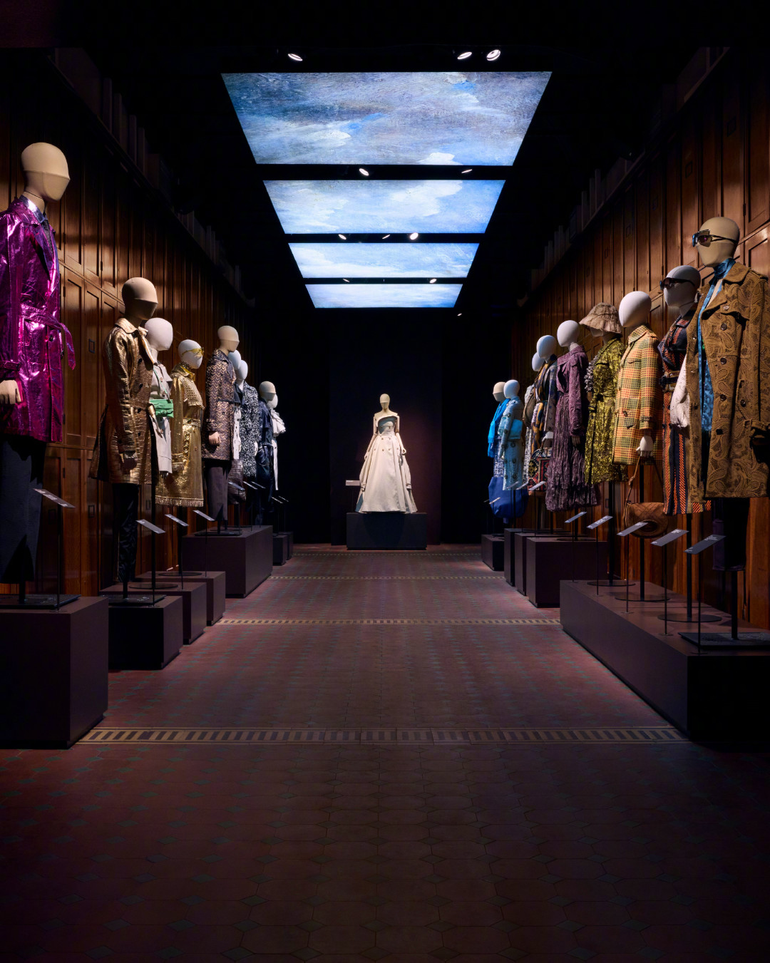 170岁的Burberry,把风衣分成了三件:进博物馆的、上秀场的、和改短了的