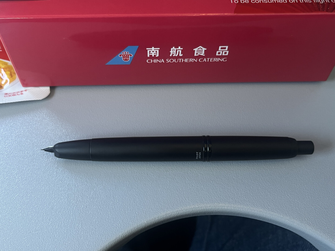 带钢笔上飞机:最容易漏的不是满墨,是半管墨