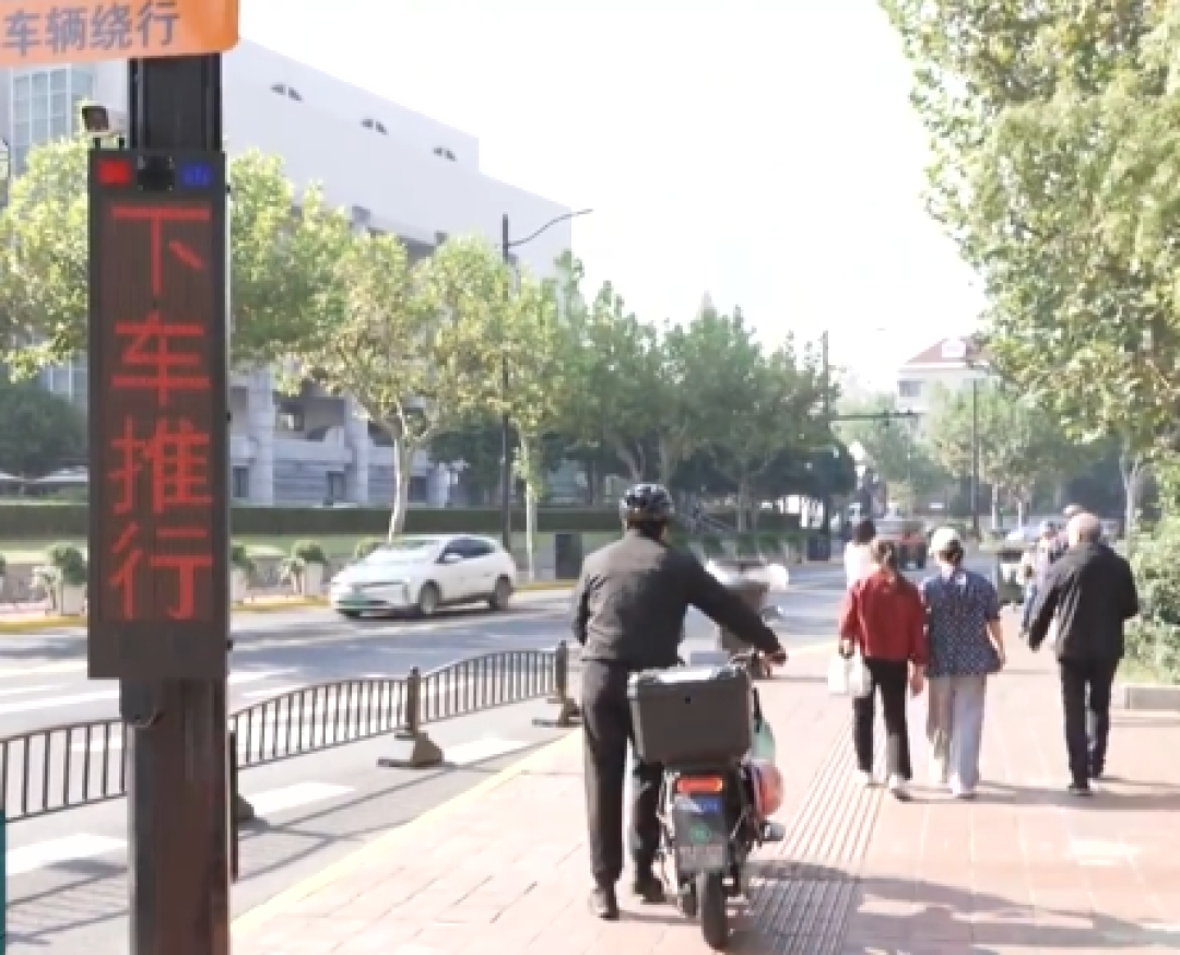 同一路口连吃22张罚单!一男子骑共享单车过人行道:被罚1100元