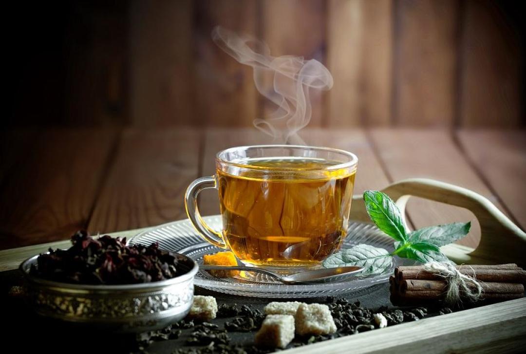 全网都在打卡的「喝绿茶刮油掉秤」，秤真会降——但降的不是脂肪
