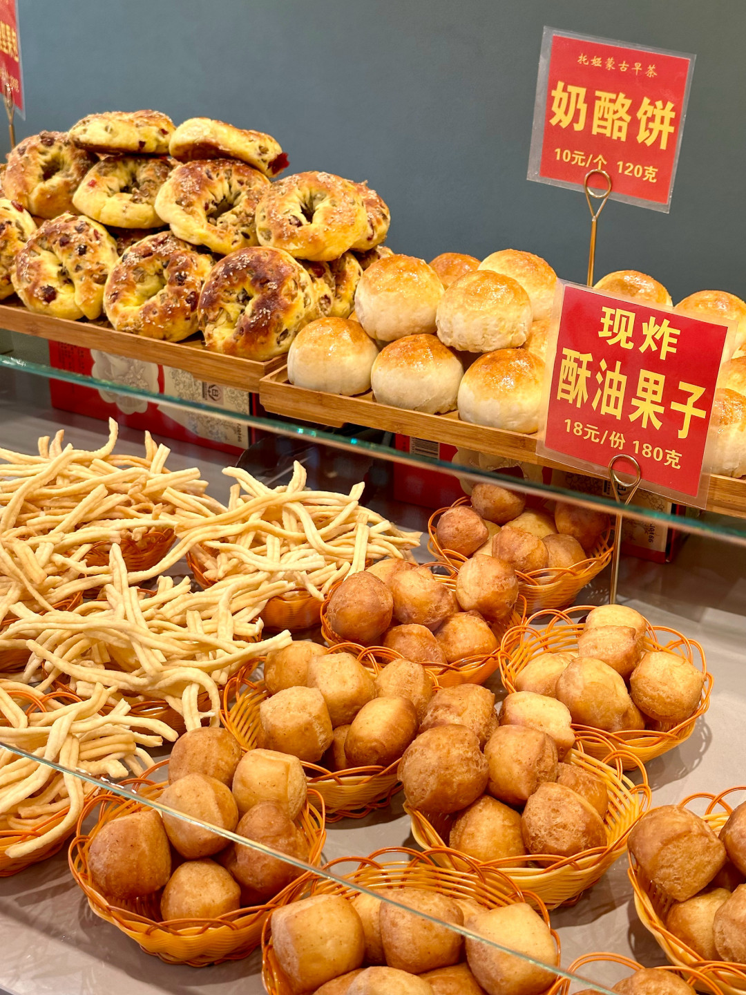 鄂尔多斯的早茶别急着坐下就点：按斤称、按两买、咸奶茶，这些规矩先讲明白