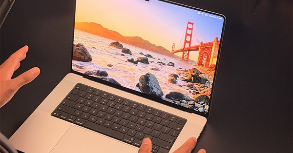 李楠点评苹果宣传片：双手在MacBook Pro上弹琴纯粹是愚蠢