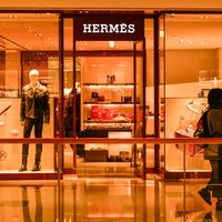爱马仕皮具营收涨10.8%，成衣配饰跌2%：现在买爱马仕，先分清「包」和「配货」