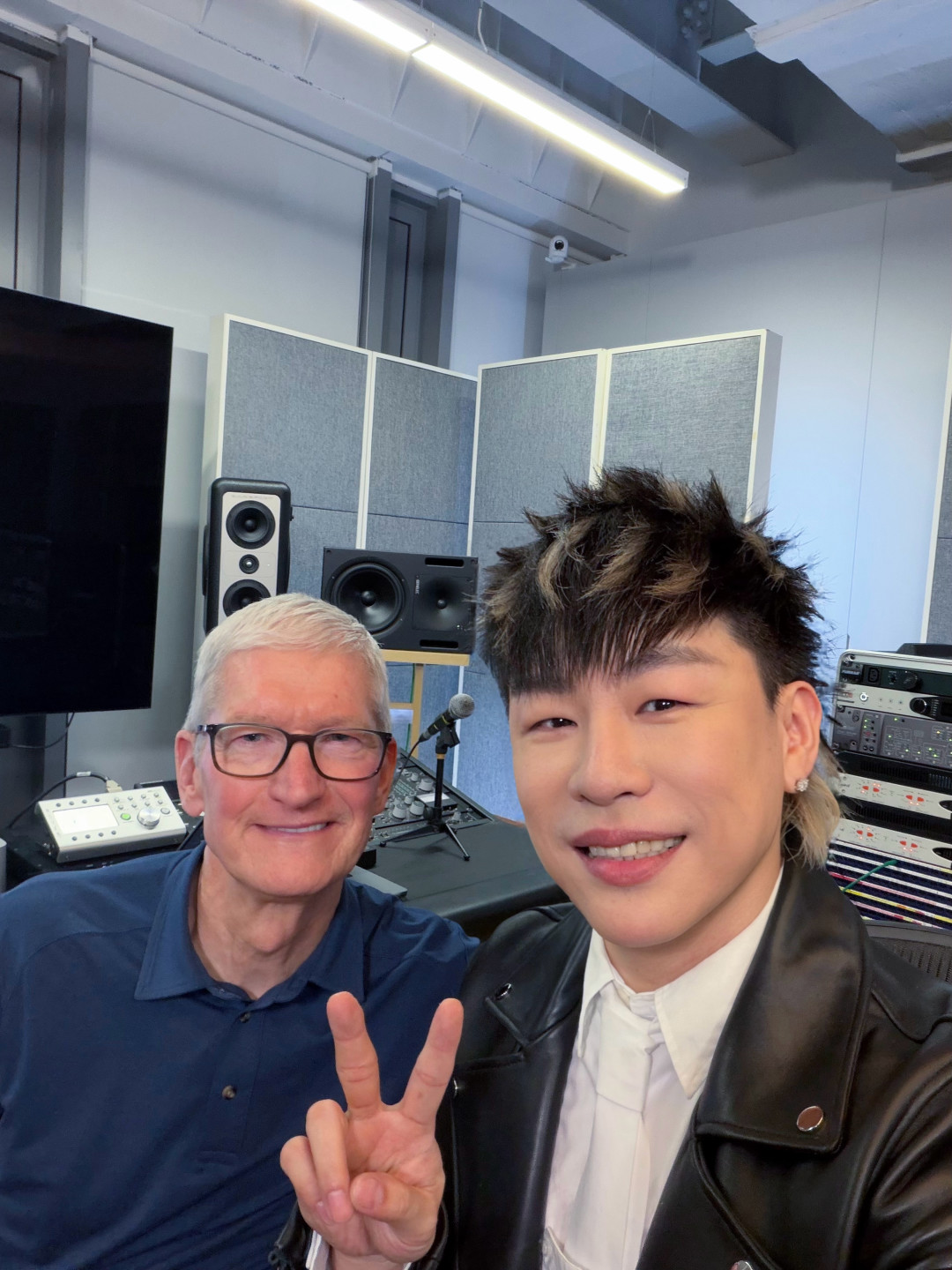 库克刚去过他的工作室,胡彦斌又去了苹果发布会