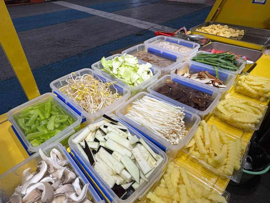 5毛一串、10元一碗:宜宾33岁摊主的夜市摊,没扛过一条避雷帖