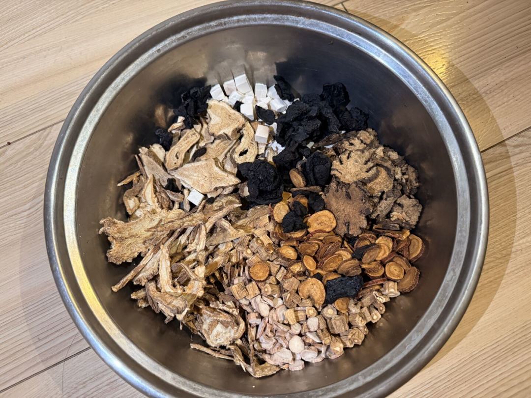 医院里要辨证开的膏方，网上几十块一罐也在卖：秋冬买膏，先分清“药”和“补品”