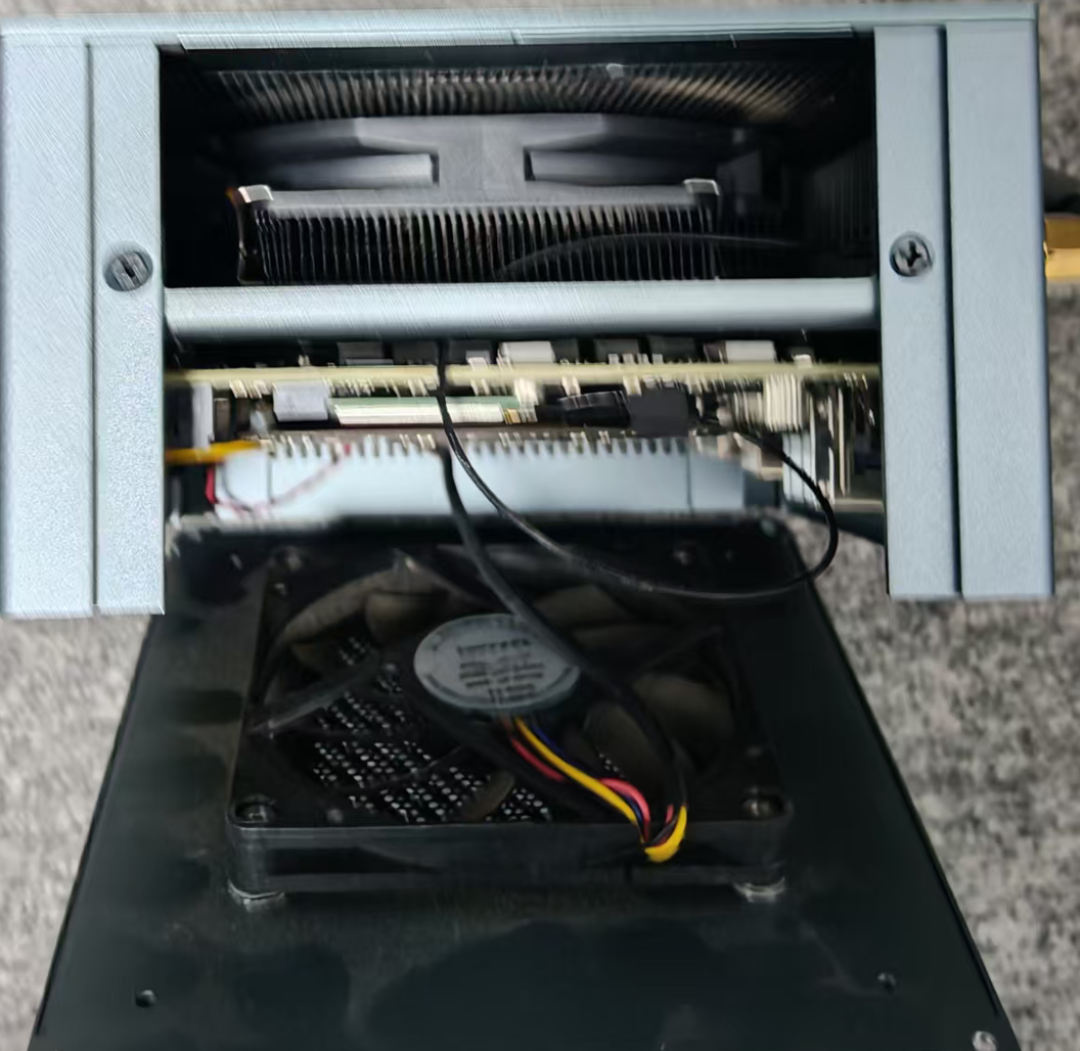 别人焊内存,它把7800X3D塞进了2.6升