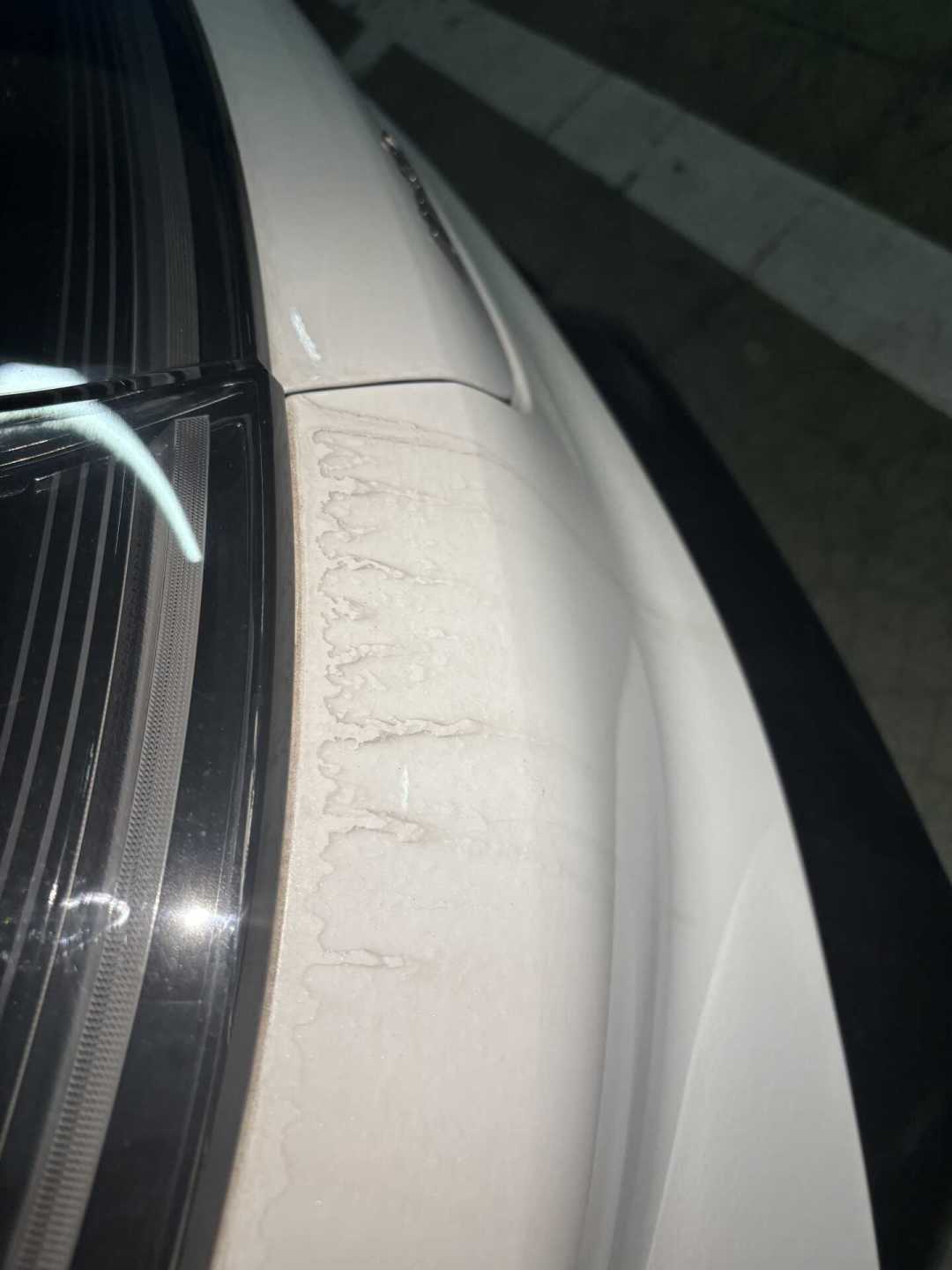 洗完车那圈白印不是没冲干净:钙镁水垢晒进清漆层,先分三档再决定抛不抛光,热水和洁厕灵往往越弄越花