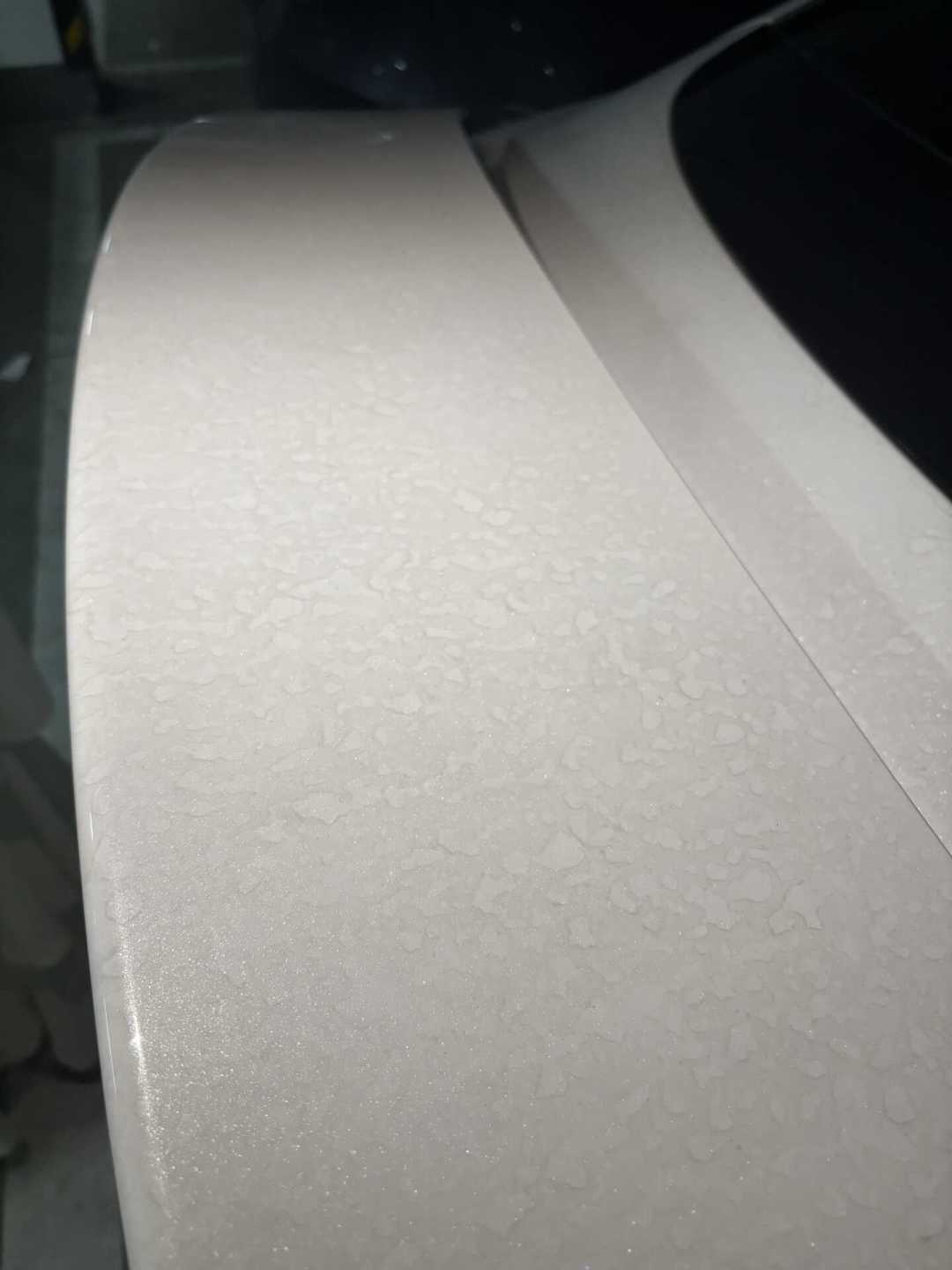 洗完车那圈白印不是没冲干净:钙镁水垢晒进清漆层,先分三档再决定抛不抛光,热水和洁厕灵往往越弄越花