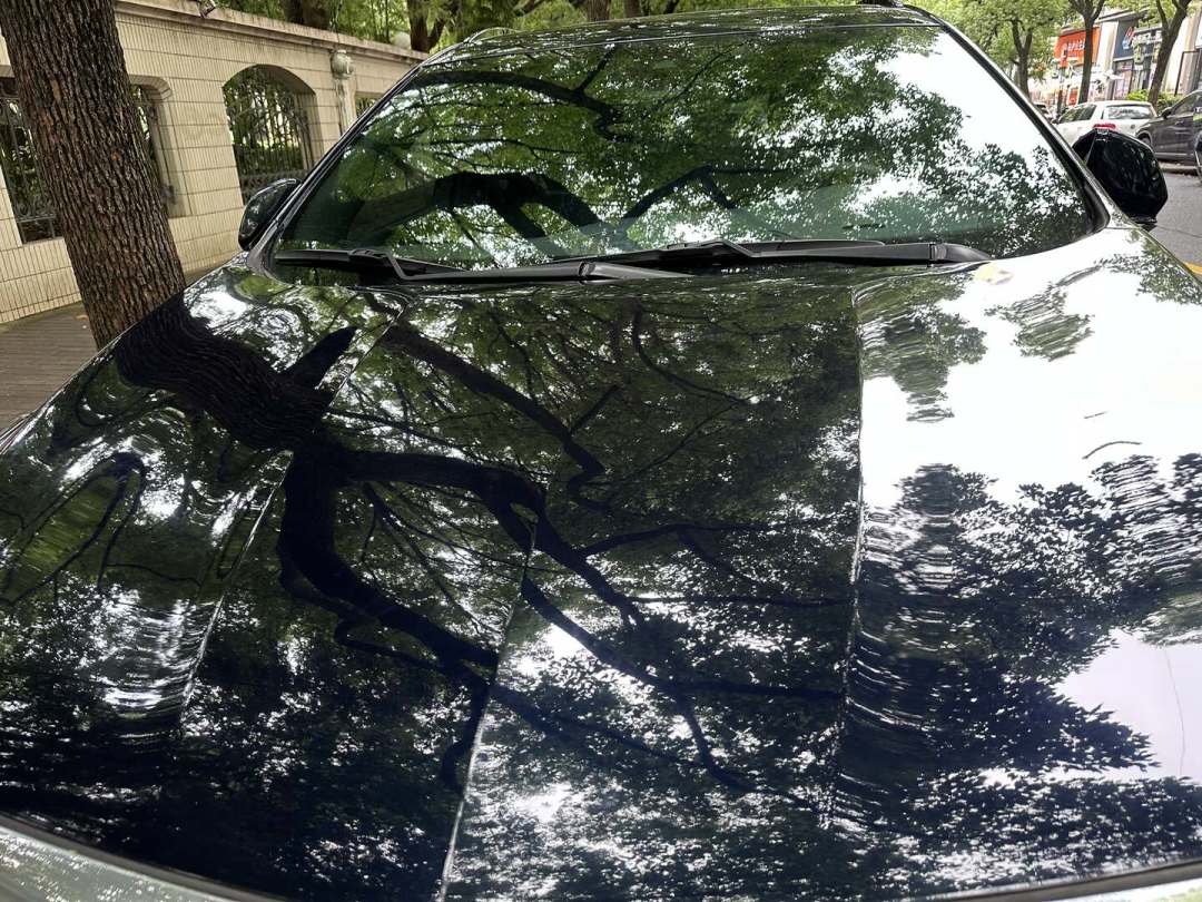 洗完车那圈白印不是没冲干净:钙镁水垢晒进清漆层,先分三档再决定抛不抛光,热水和洁厕灵往往越弄越花