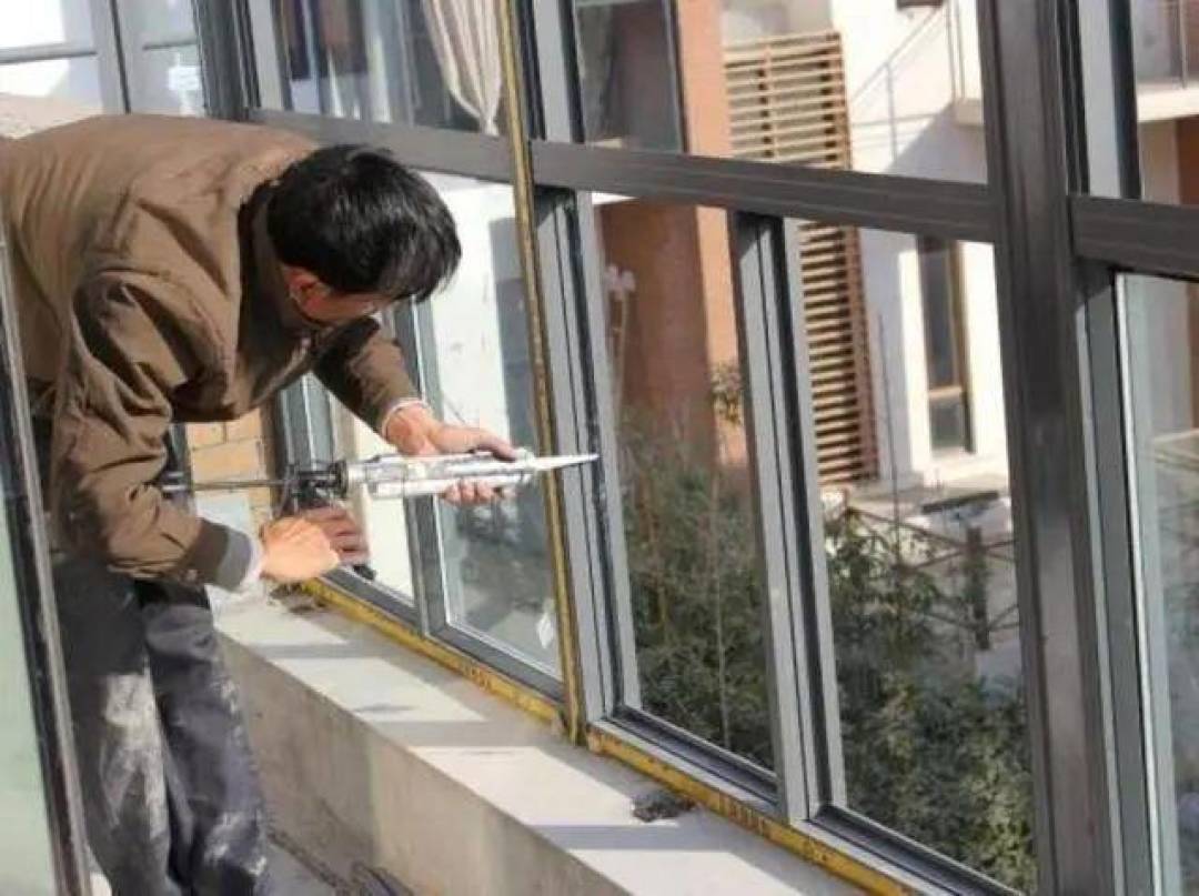 装窗那天,师傅先往窗洞里喷水:这一步省了,西卡发泡胶也白打