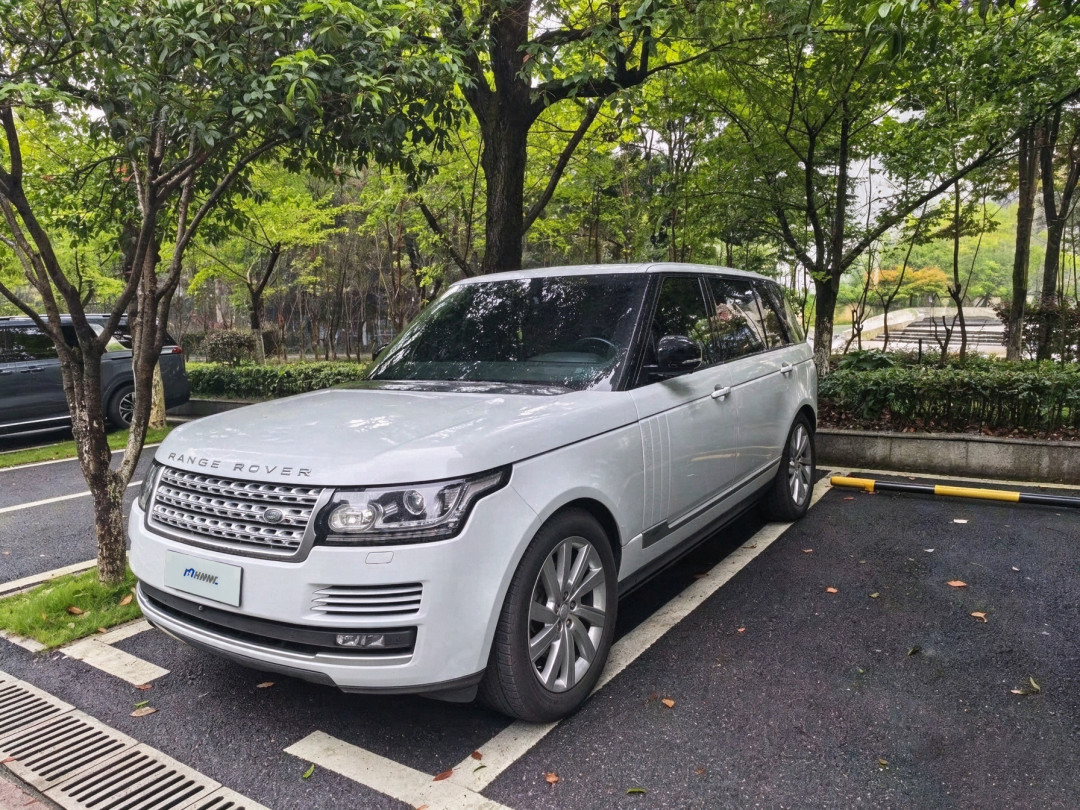 美国召回9.4万辆揽胜:倒车黑屏只是开始,车主评论区指向同一个地方