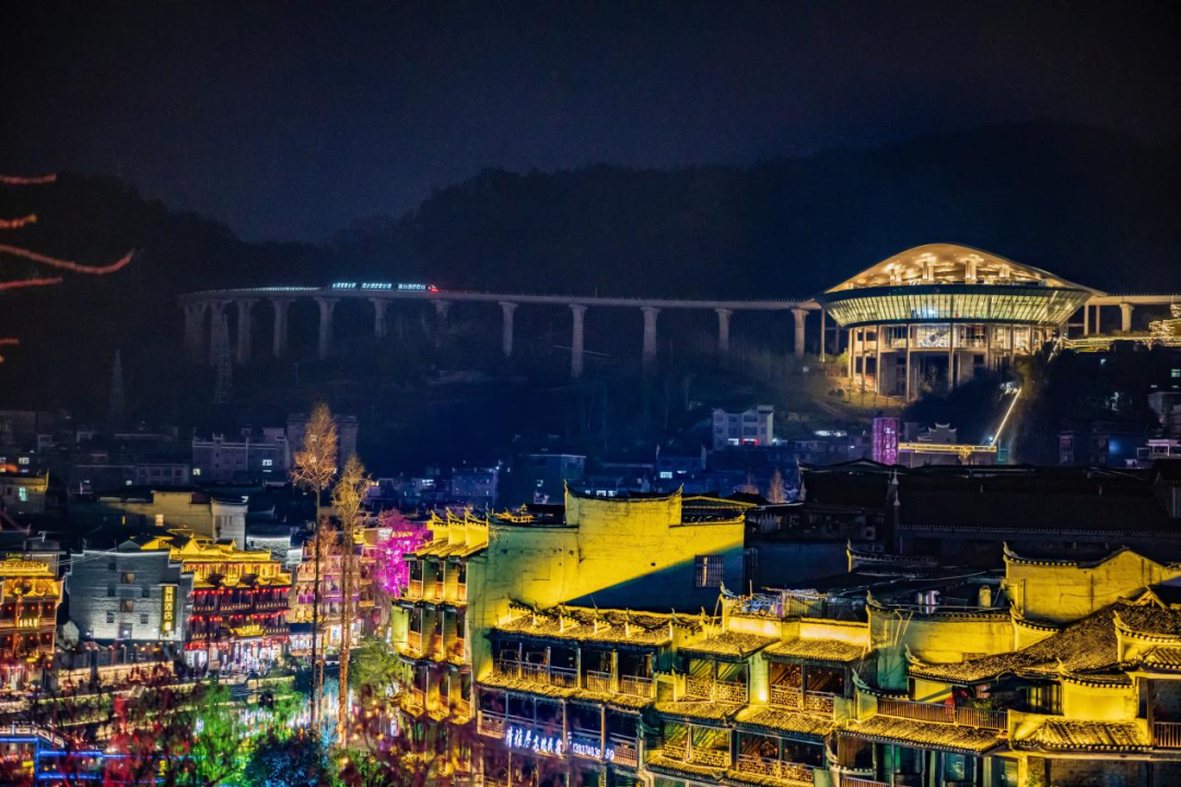 骂声里的凤凰古城：夜景封神是真的，坑也基本能绕开