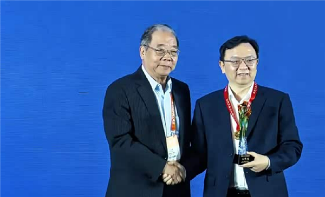 比亚迪王传福荣获2026中国汽车工业最高荣誉“饶斌奖”