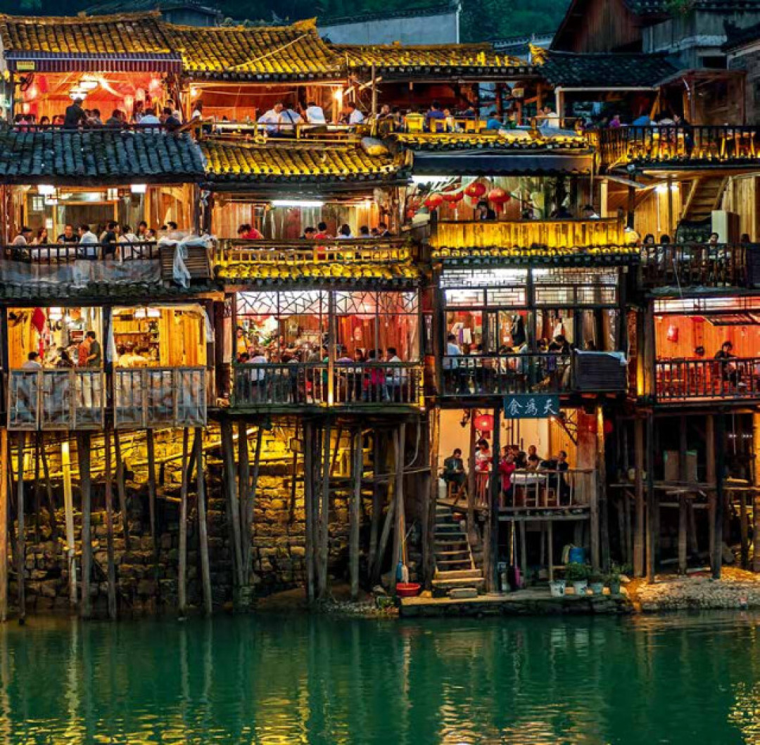 凤凰古城,一半是片场,一半是县城