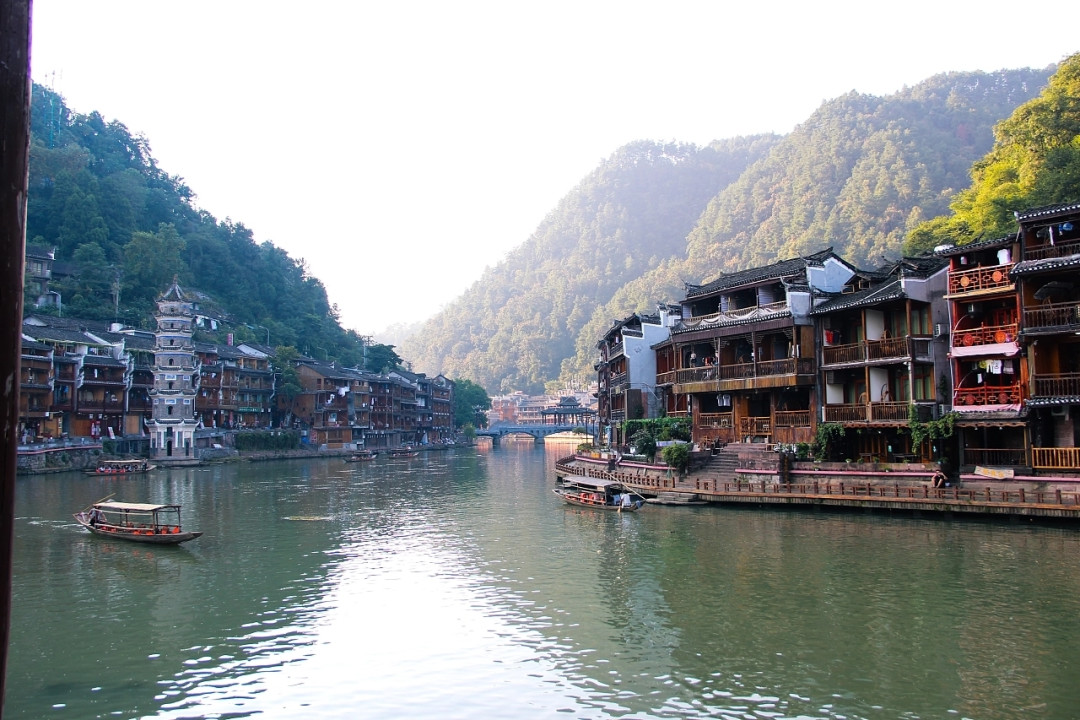 凤凰古城,一半是片场,一半是县城