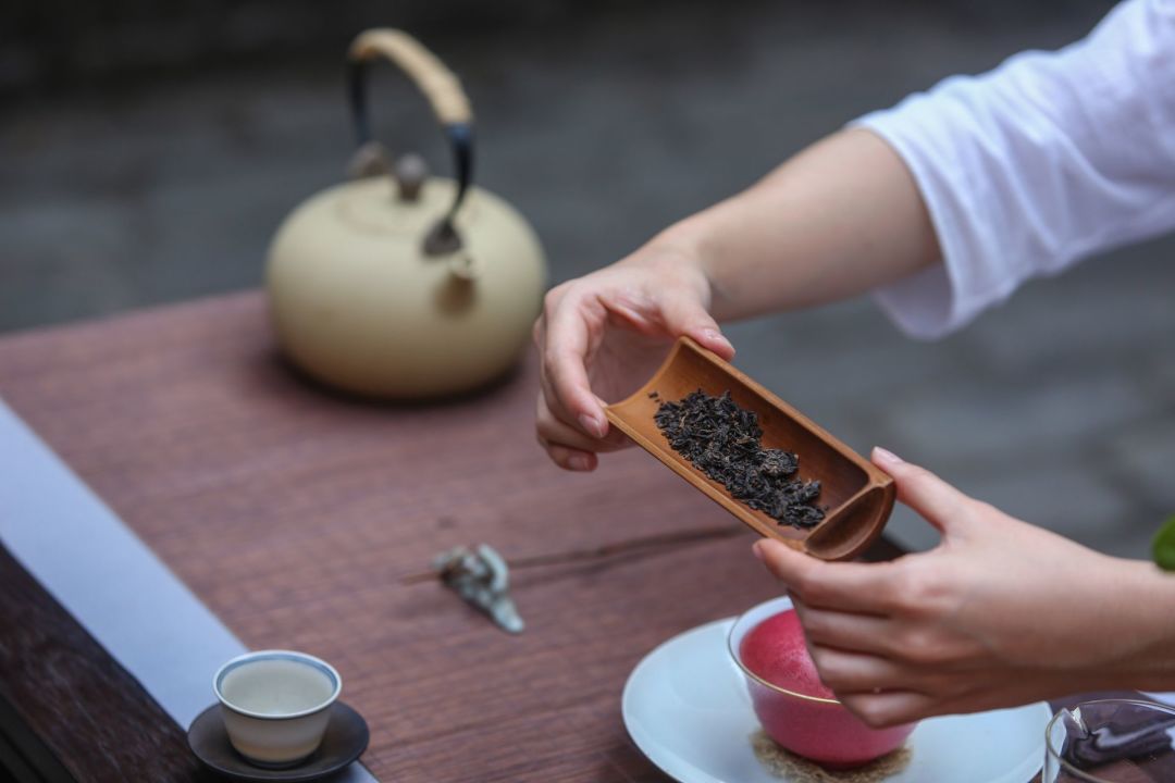 大益茶的真假,别只看棉纸:先认版面,再查防伪,最后开汤