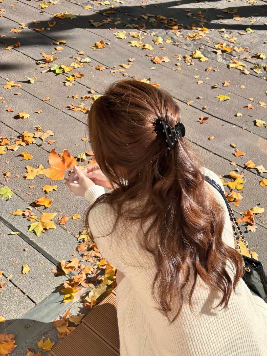 学了一百个街拍姿势还是不会拍?评论区早把答案顶上来了:顺序反了