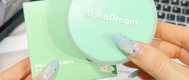 水感持妆的逻辑：保湿成分打底，成膜剂收尾