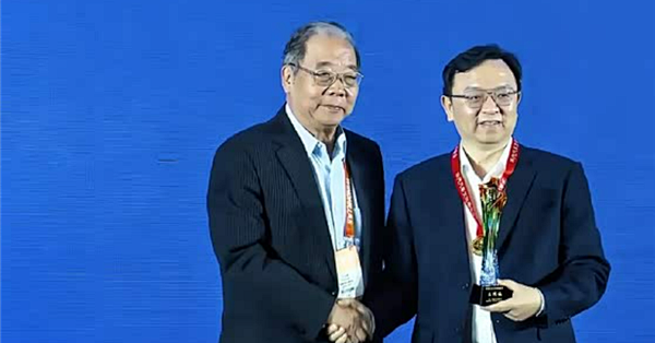 比亚迪王传福荣获2026中国汽车工业最高荣誉“饶斌奖”