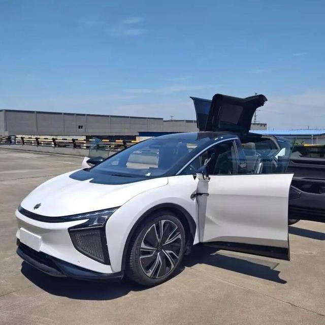 人民日报点名"孤儿车"，极越二手价腰斩：11万块买绝版车之前，先算清三笔账