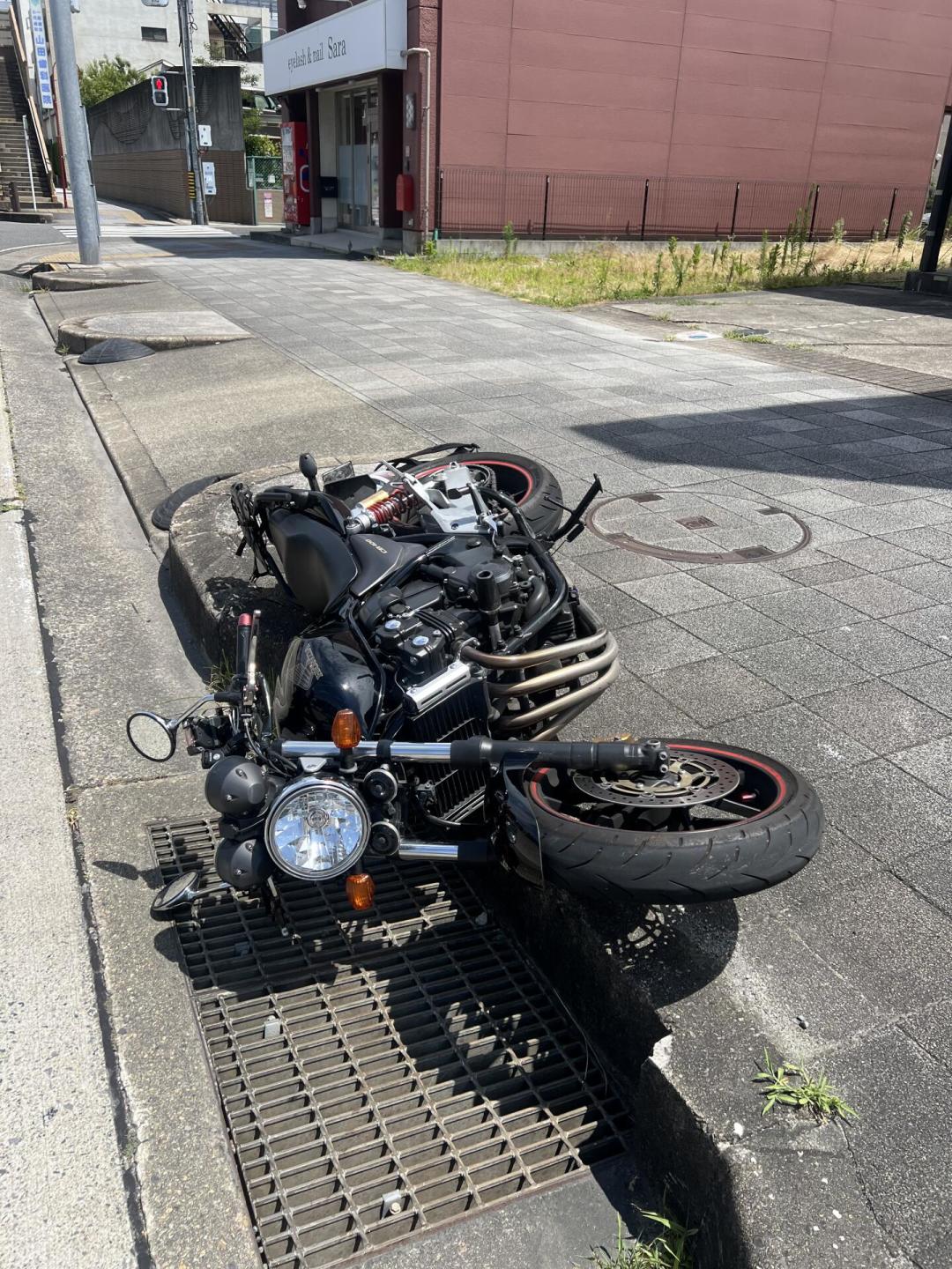 摩托车原地倒车：别用腰硬拽，护杠也别乱装
