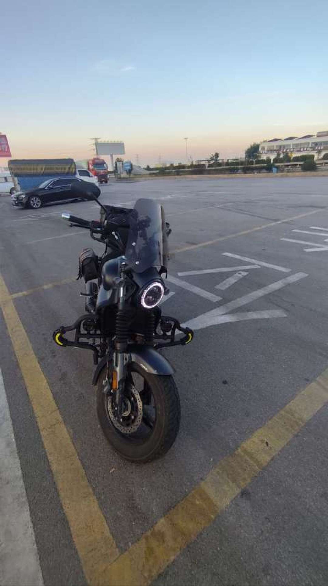 摩托车原地倒车：别用腰硬拽，护杠也别乱装