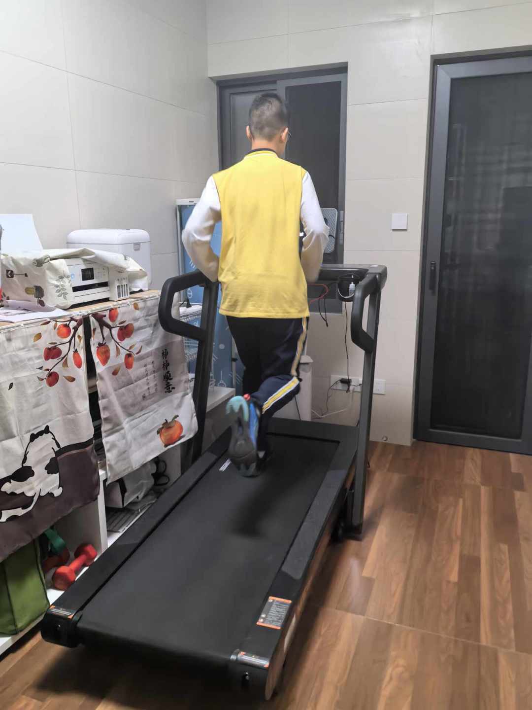 寒潮逼跑者转室内：买跑步机前，先把配速、残值、场地这三笔账算清