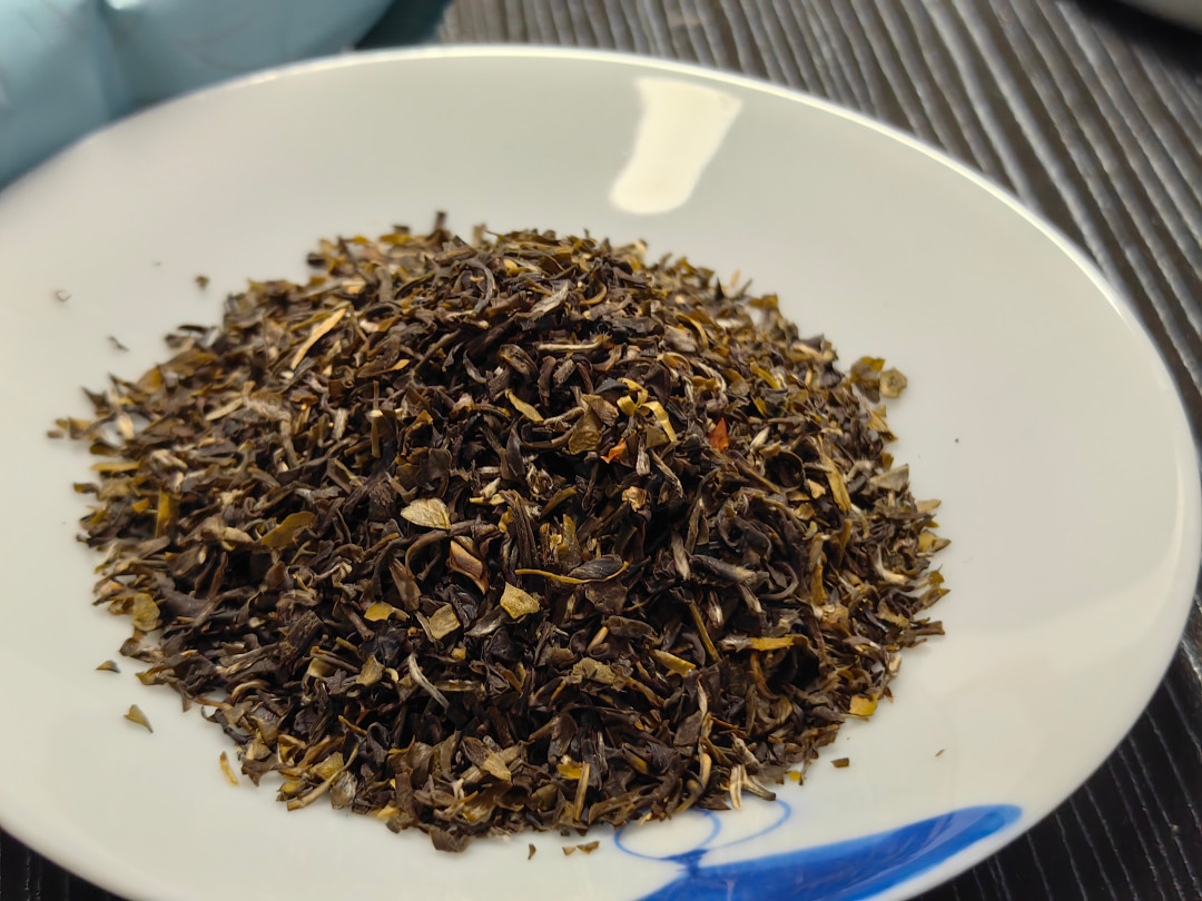 张一元高碎开抢:60块一斤的碎茶,有人排队,有人喝一口就后悔