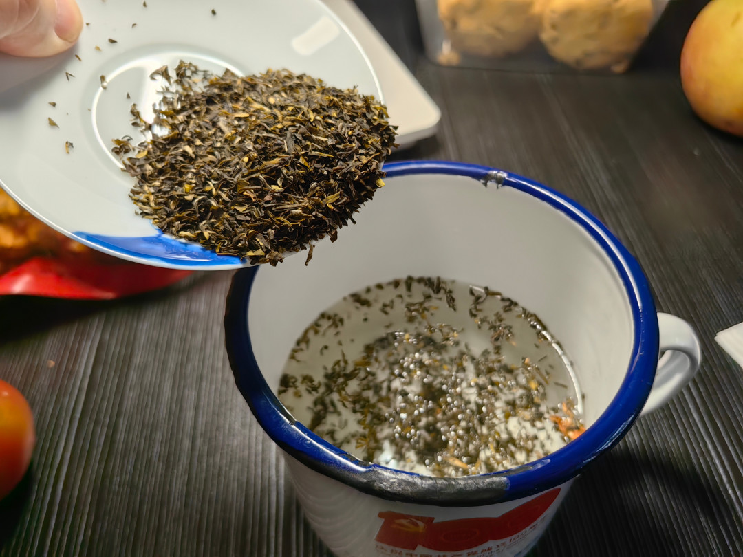 张一元高碎开抢:60块一斤的碎茶,有人排队,有人喝一口就后悔