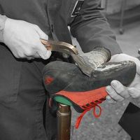 La Sportiva 鞋底磨穿先别扔：换底前，先看鞋头那圈包边