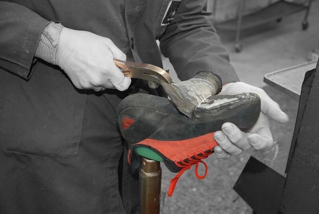 La Sportiva 鞋底磨穿先别扔：换底前，先看鞋头那圈包边