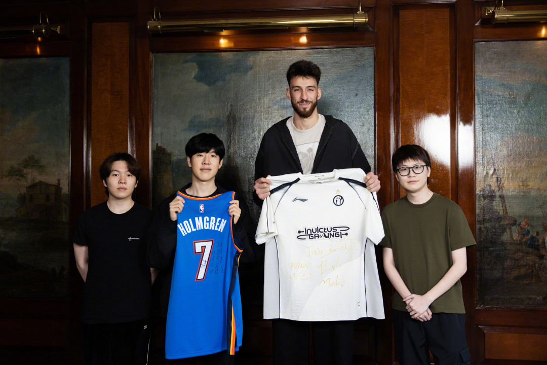 换队服成了S16第二现场:TES扑空,iG一路换到NBA