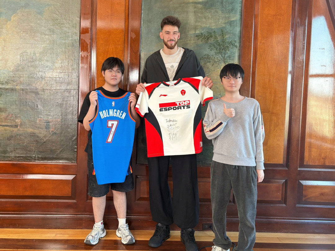 换队服成了S16第二现场:TES扑空,iG一路换到NBA