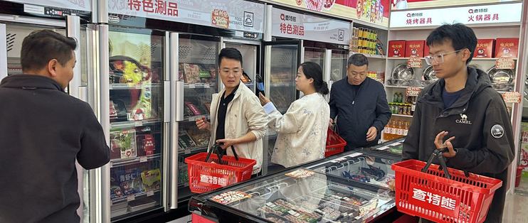 社区里的食材小店，成了不少家庭晚饭的 “中转站”
