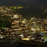 千户苗寨夜景真绝，但最上头的是那个失联几小时的野洞｜黔东南
