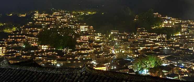 千户苗寨夜景真绝，但最上头的是那个失联几小时的野洞｜黔东南