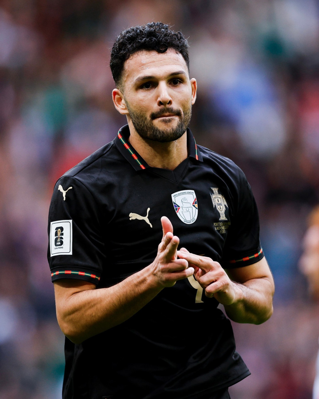 世界杯买的球衣，秋天别急着收进柜子：3套叠穿公式