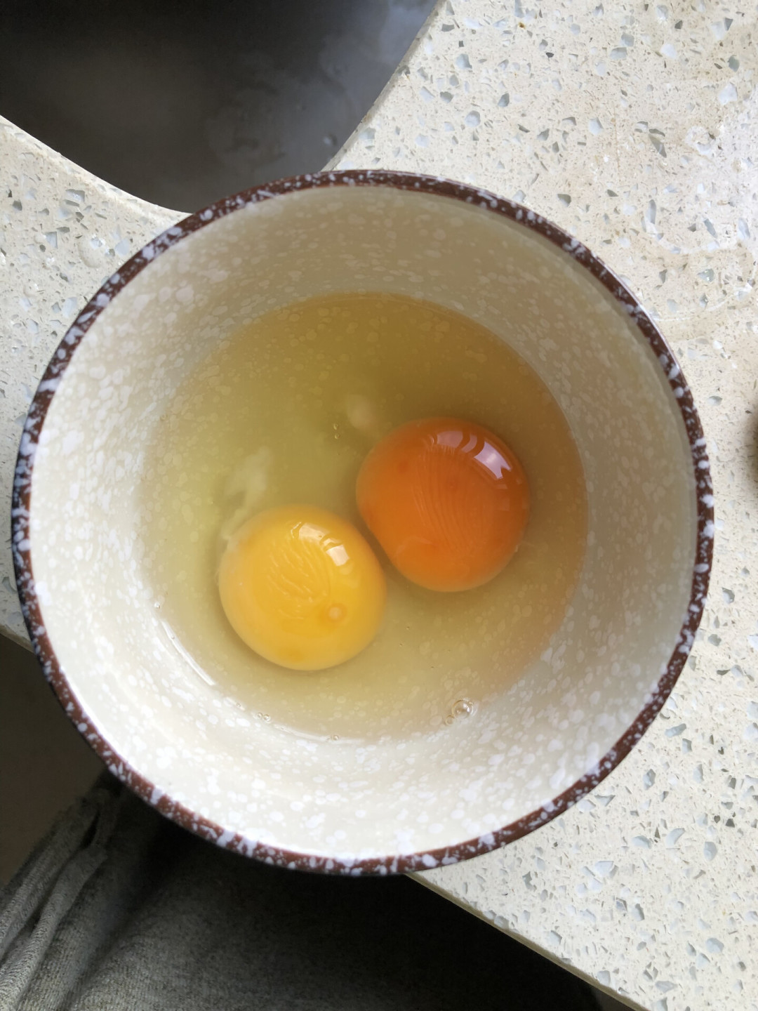 蛋黄越黄越营养?王海和黄天鹅吵了半年多,答案藏在鸡饲料里