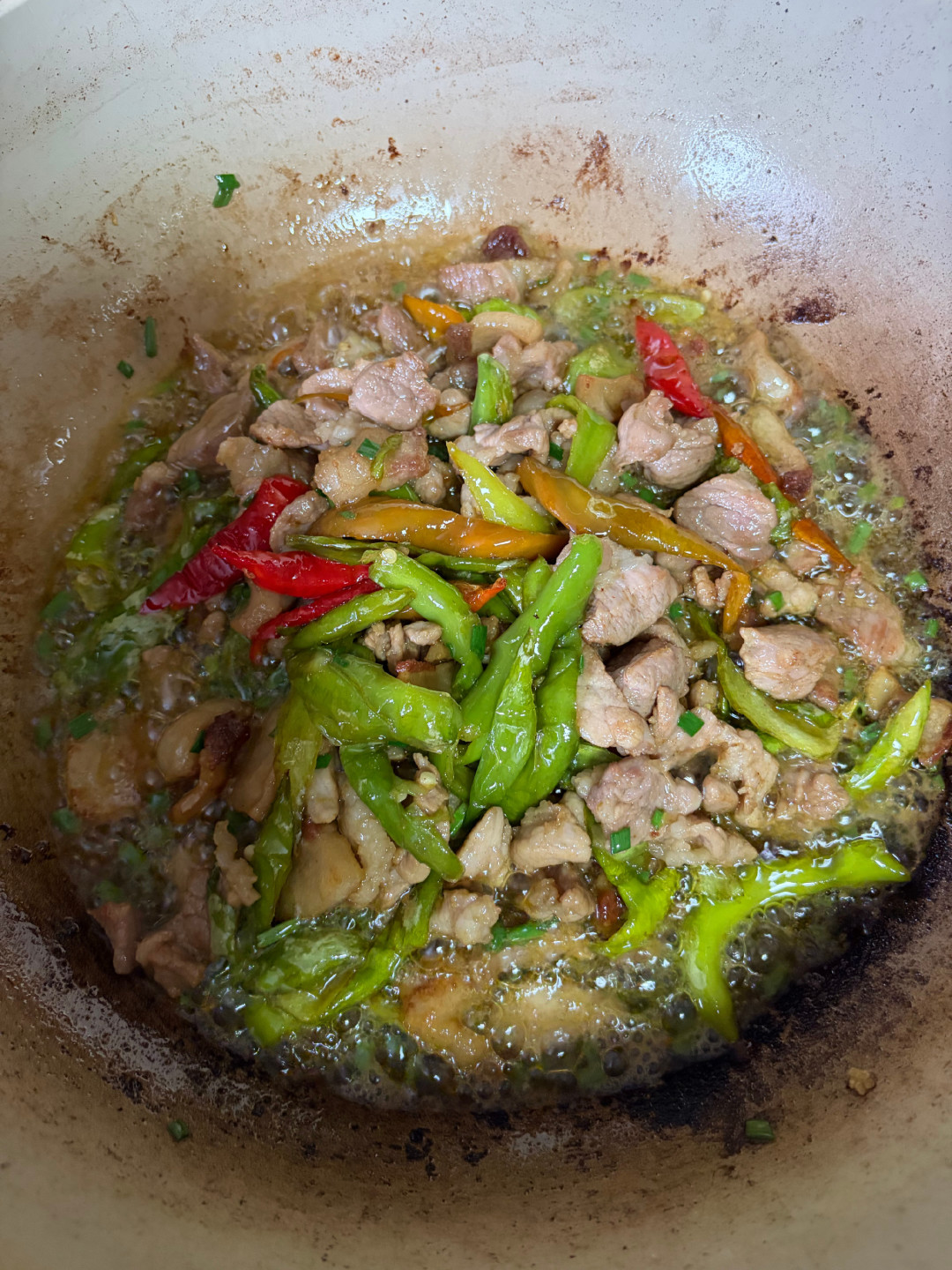炒肉柴？先别怪火候——掀开腌肉碗看看：料酒先进去了，水一滴没进