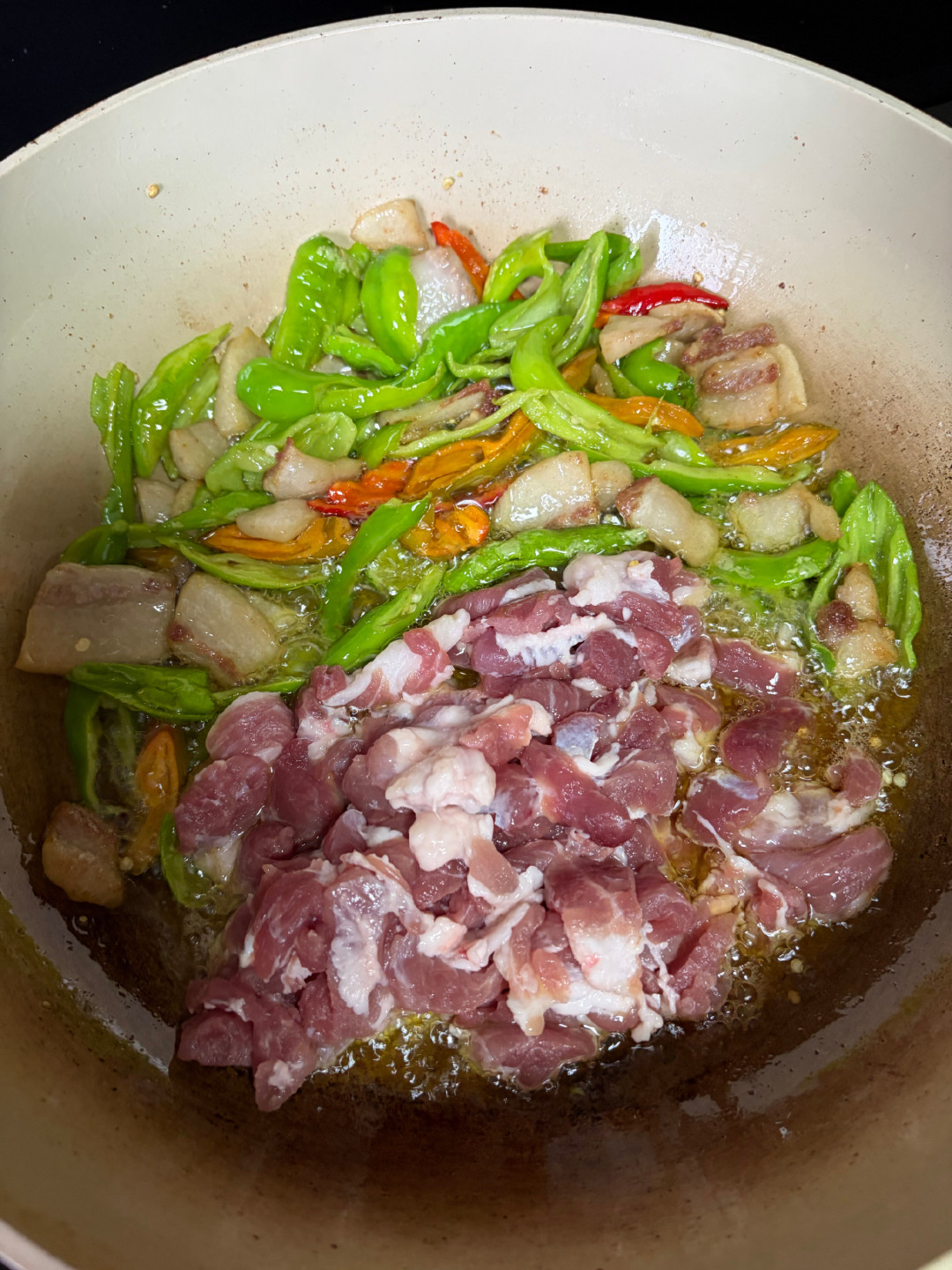 炒肉柴？先别怪火候——掀开腌肉碗看看：料酒先进去了，水一滴没进