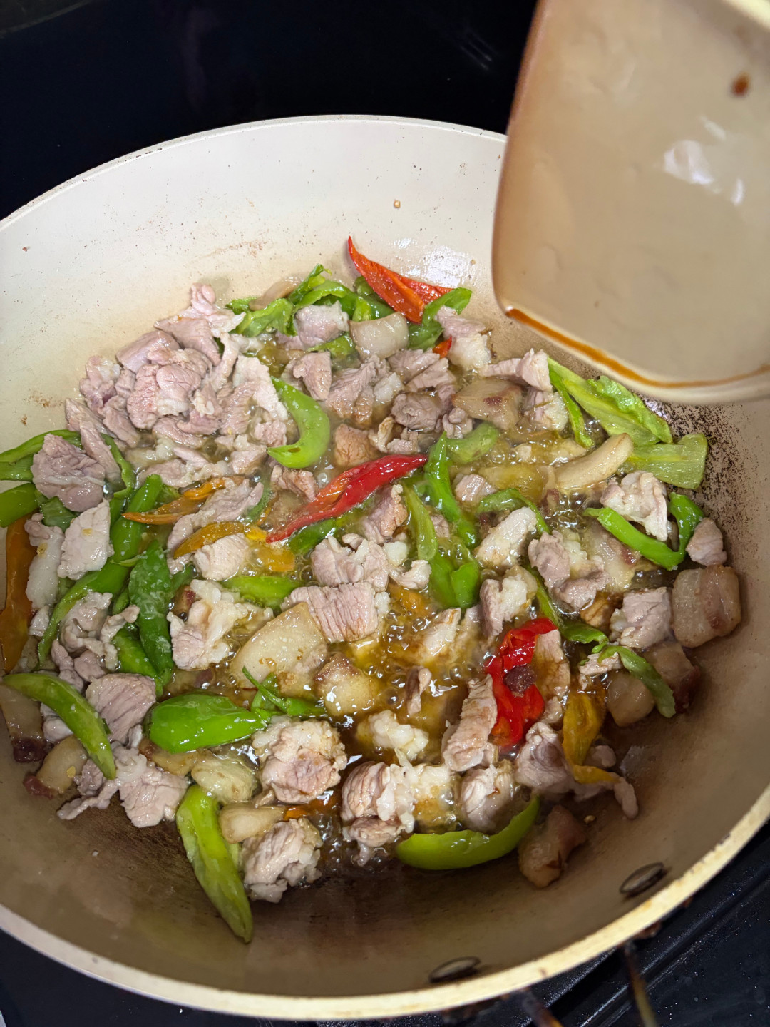 炒肉柴？先别怪火候——掀开腌肉碗看看：料酒先进去了，水一滴没进