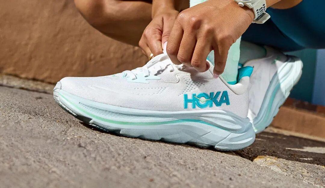 双11买HOKA先别急着付尾款:克利夫顿四代同堂,先定场景再定代