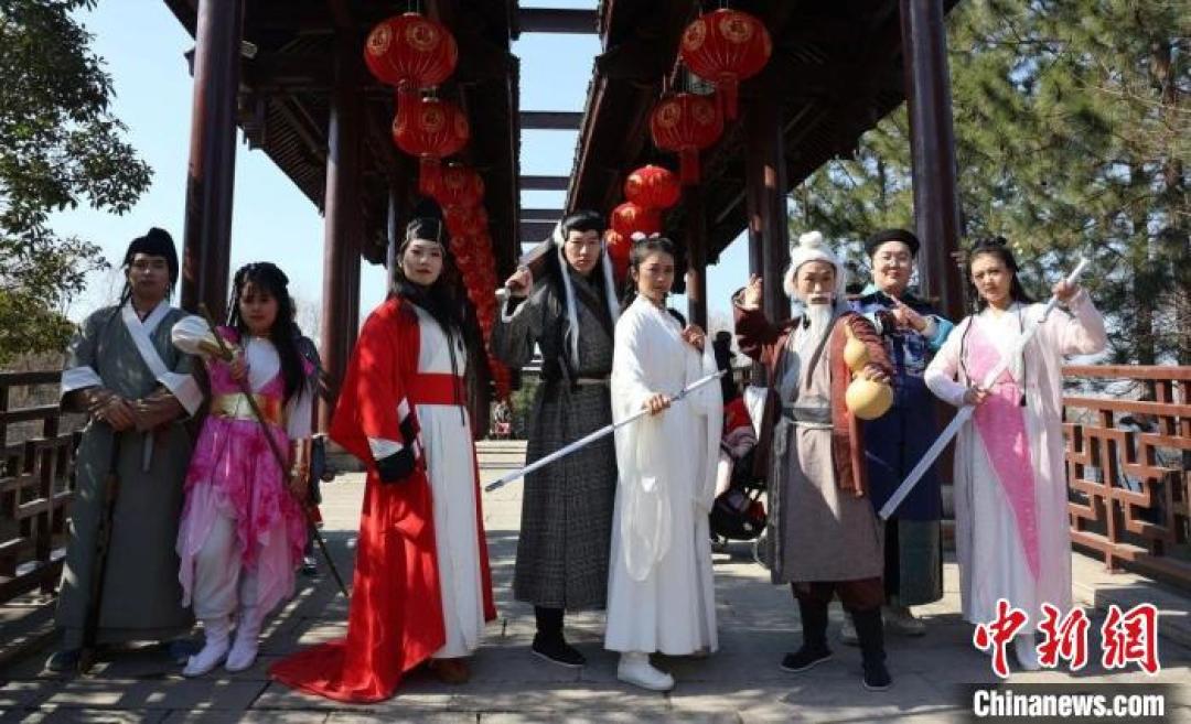 黄蓉风评反转调查：对着原著核完四版电视剧，她“塌”的人设多半是被改出来的